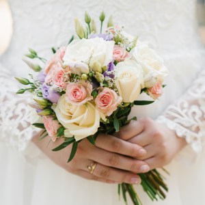 20210724-the-hands-of-a-young-bride-are-holding-a-beautiful-delicate-wedding-bouquet