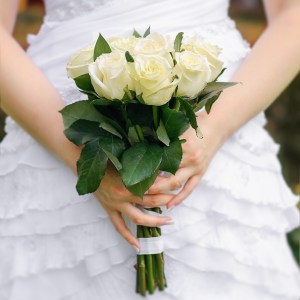 wedding-bouquet-of-roses-for-the-bride-in-the-hands-of-the-bride-closeup